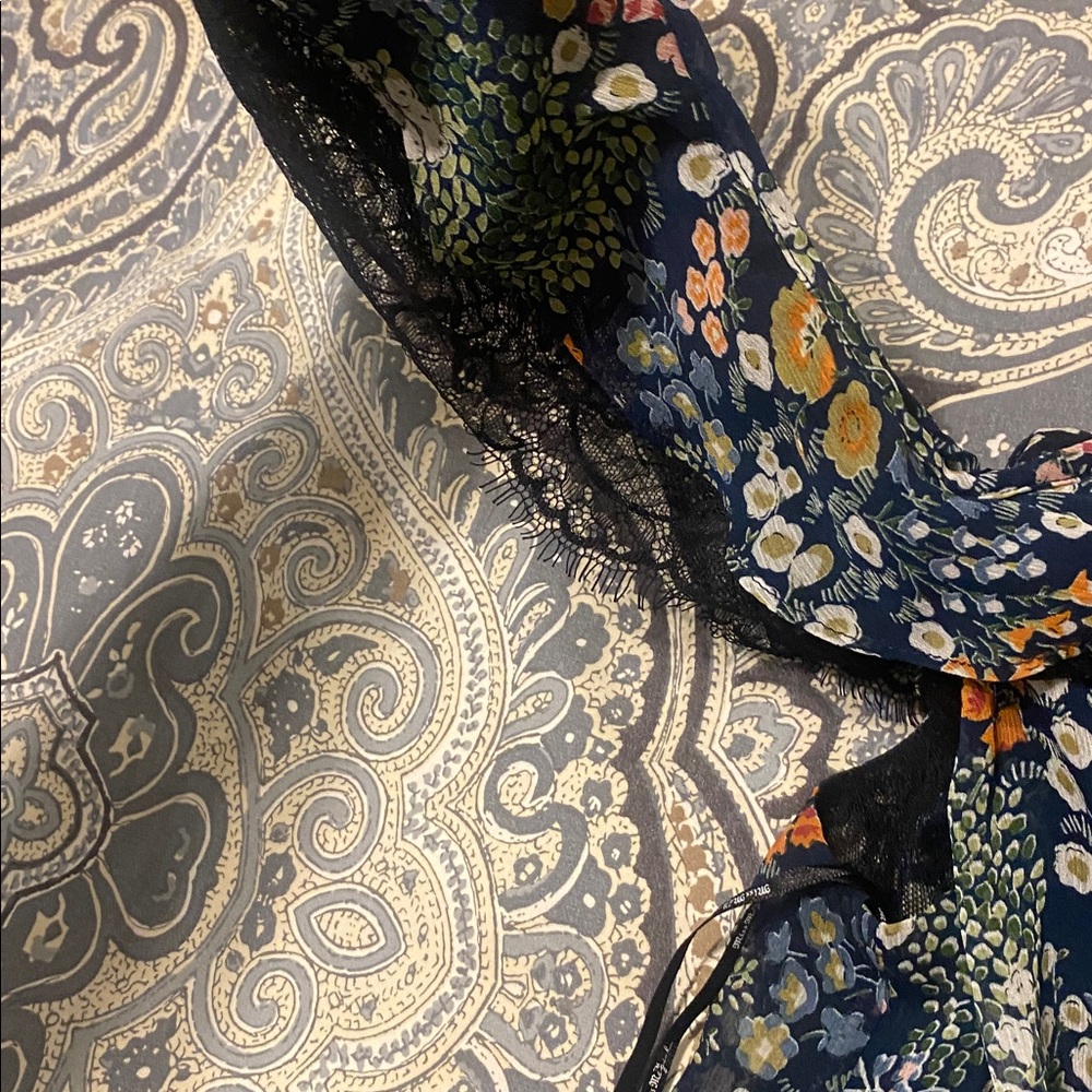 Miss Me Floral Black cold shoulder Top - Picture 5 of 10